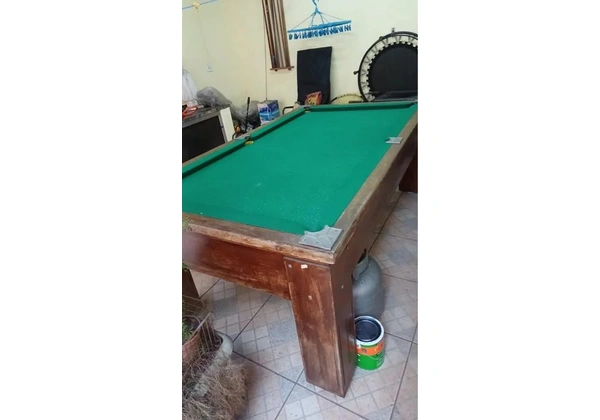 Mesa de bilhar com 6 tacos mais o suporte e algumas bolas de bilhar