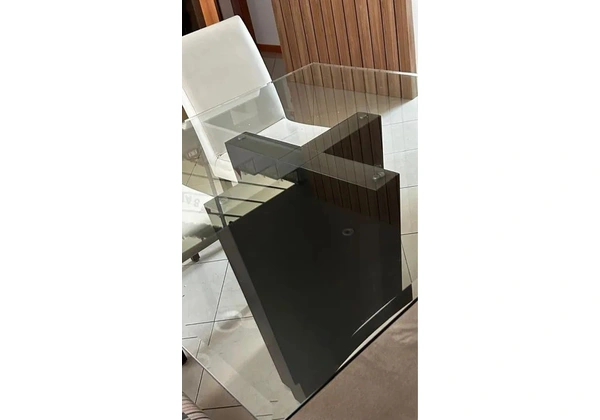 Mesa de vidro quadrada 8 lugares