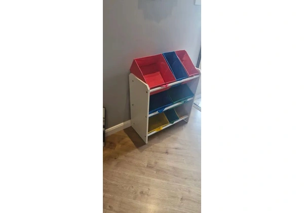 Organizador colorido para brinquedos.