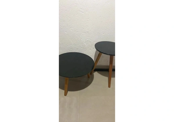 2 mesas de canto laterais