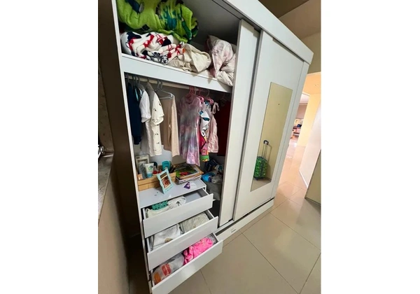 Guarda roupas de duas portas com espelho
