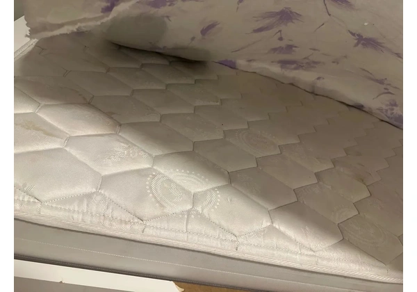 Cama de solteiro e colchão