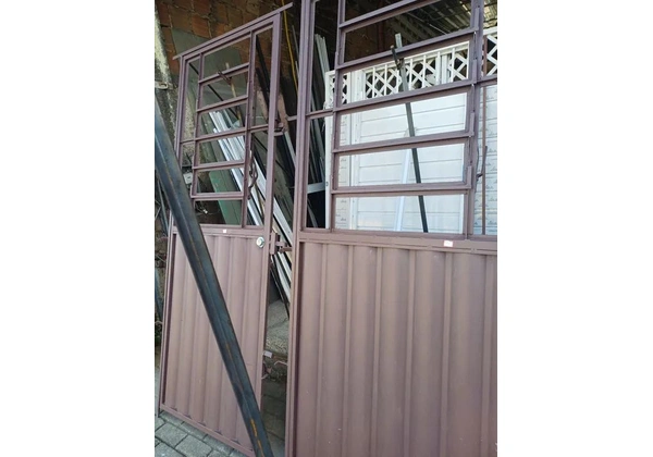 Urgente porta basculante nova 210/80, 210/90, ou 210/100 valor cada 750 reais.