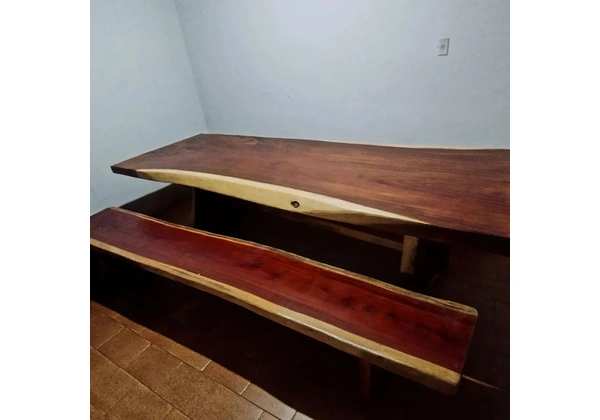 Mesa de madeira rústica em Araguari