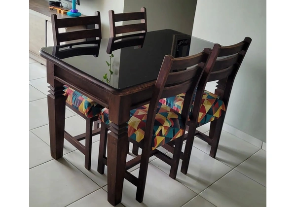 Mesa com cadeiras madeira maciça, tampo de vidro