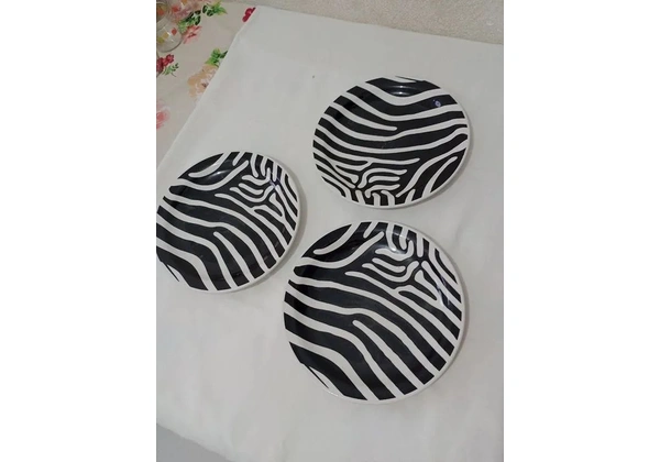 03 pratos (grandes) cerâmica ZEBRA