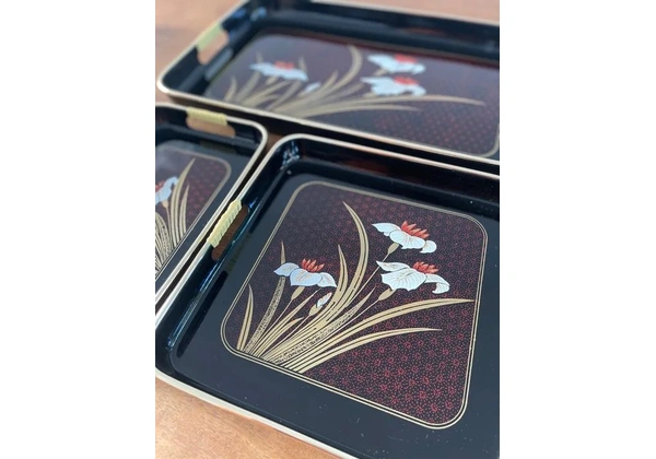 Conjunto 3 Bandejas de nidificação de laca com motivo de lírio japonês dos anos 1960