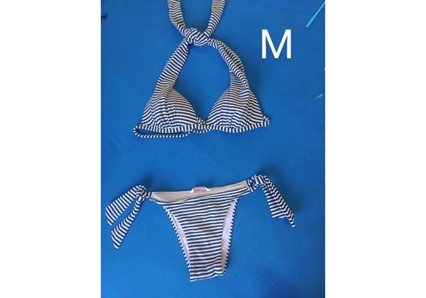 Maiôs, biquínis e saudas de praia M