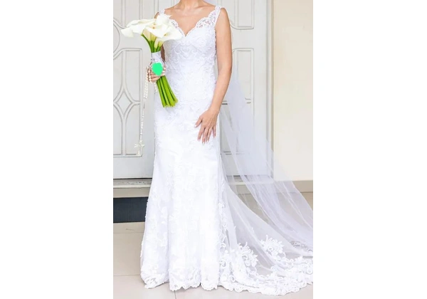 VENDO LUXUOSO VESTIDO DE NOIVA BORDADO. COROA E SAPATO INCLUÍDOS.