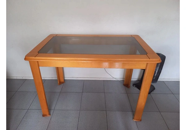 Mesa de madeira com 4 cadeiras