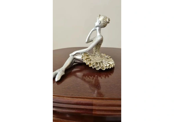 Bailarina sentada.
