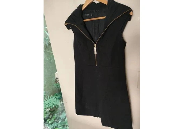 PRACTORY vestido Tam 40-160, 00<br>Leve evasê<br>Forrado <br>Com spikes gola <br>