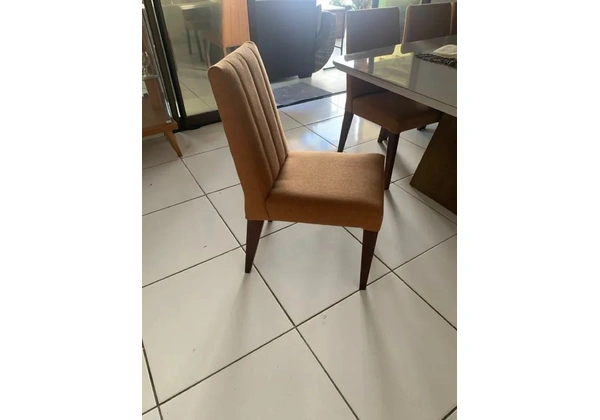 Cadeira para mesa de jantar em madeira e tecido de linho