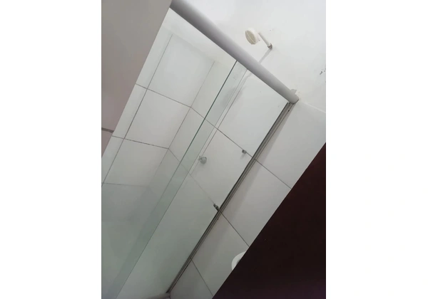Box para banheiro bem conservado. Já está retirado do local pronto para o cliente.
