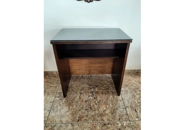 Mesa de Escritório em Madeira com Tampo de Vidro