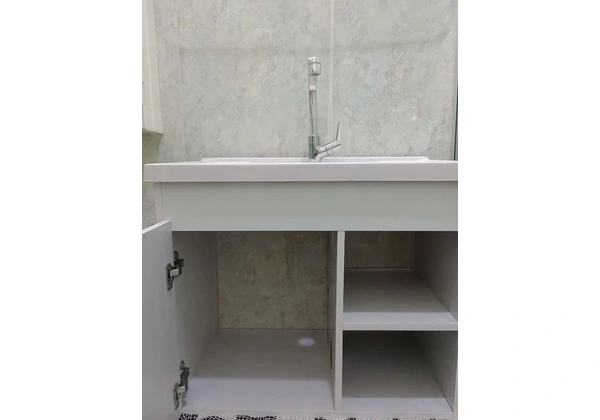 Gabinete de banheiro com torneira e espelheira