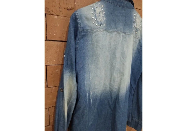 Camisa Jeans Destroyed com Detalhes em Strass