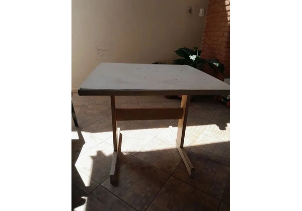 Mesa madeira . Para restaurar.