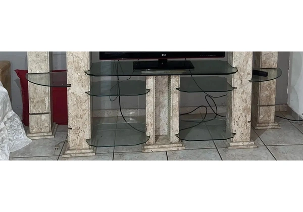 Estante de mármore com vidros