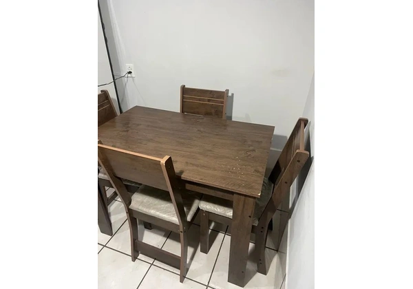Mesa quatro com quatro cadeiras