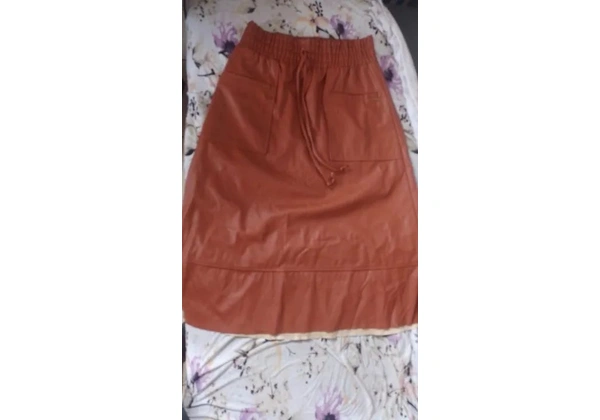 Estou vendedo uma saia de couro comprida tamanho p mais tbm veste m