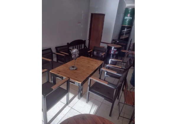 Conjunto de mesas e cadeiras para área externa