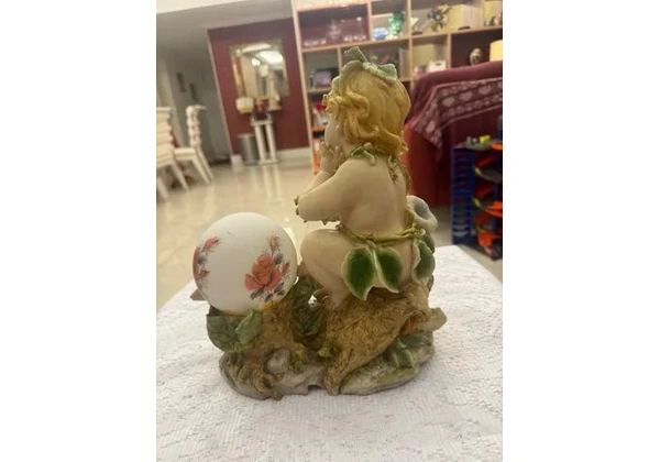 Uma peça de resina angelical para decoração do lar .