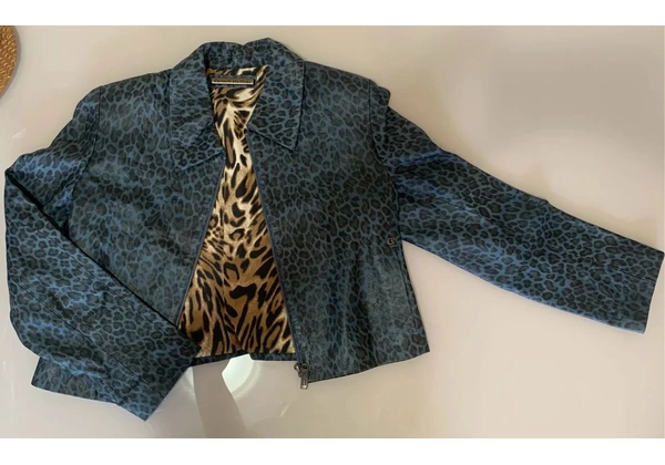 Jaqueta de couro com estampa de leopardo