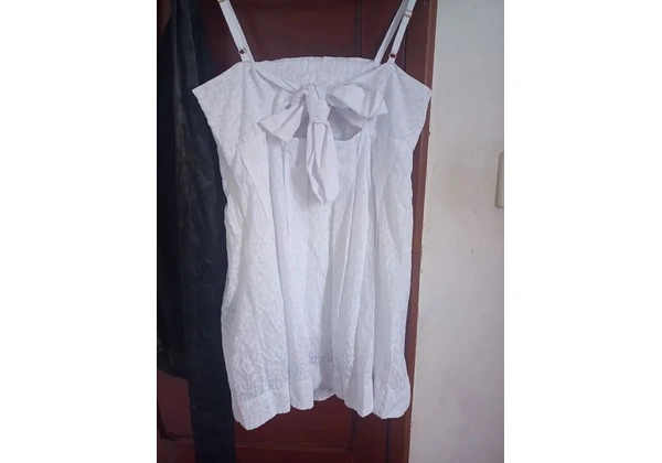 Vestido branco em ótimo estado de conservação
