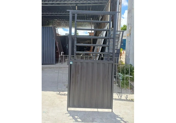 Urgente porta basculante usada 210/80, 210/90 ou 210/100 valor 550 reais.