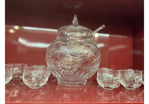 Poncheira, concha, 10 xícaras cristal Bohemia toda lapidada a mão .