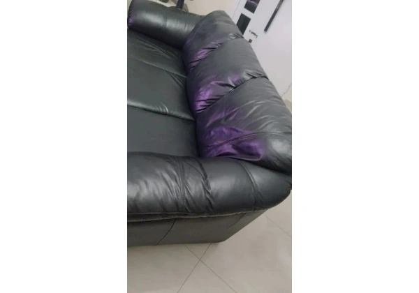 Sofá de 3 lugares e 2 lugares preto bem conservado
