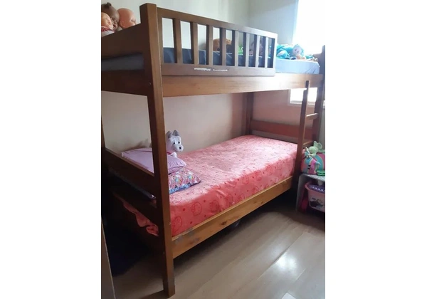 Cama beliche em madeira maciça