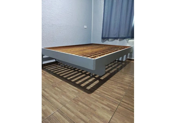 Cama casal madeira de demolição.