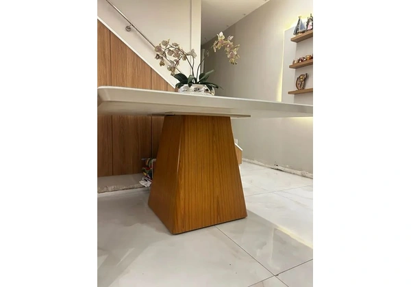 Mesa quadrada em madeira e tampo vidro cor off white 1, 36x 1, 36cm.