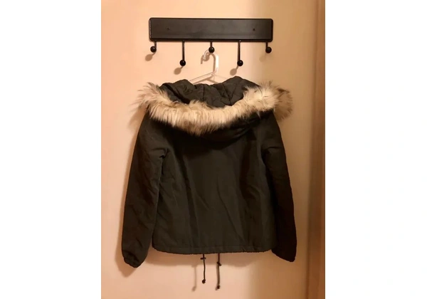 Jaqueta verde militar com pelugem