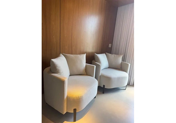 Poltronas com Design Moderno - Em Ótimo Estado