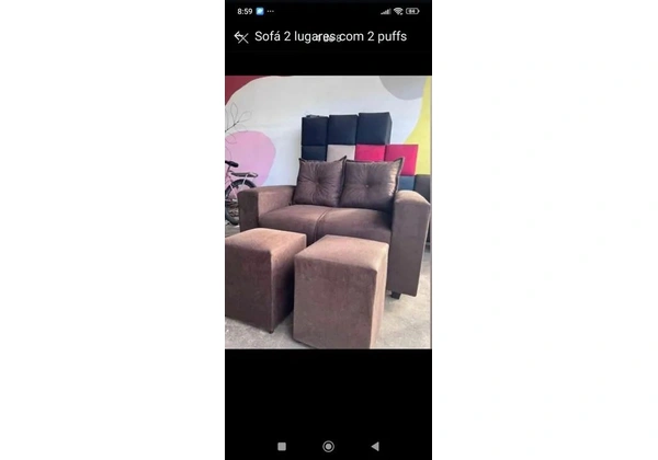 Sofá 2 lugares com 2 puffs.
