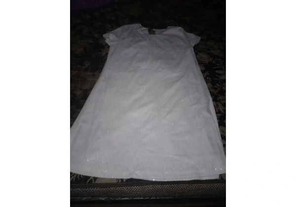 Vestido branco com brilho de malha e forrado tm g