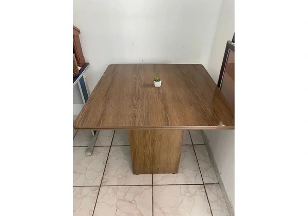 MESA EM EXCELENTE ESTADO