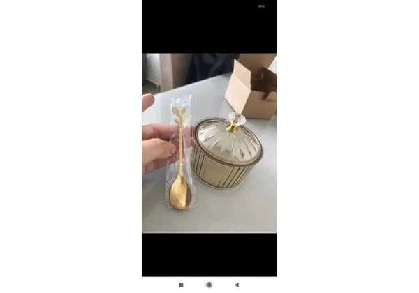 Açucareiro de acrílico acompanha uma colher de aço inoxidável dourado