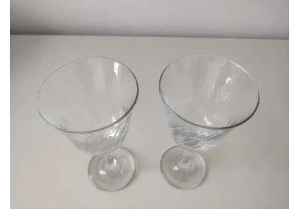 Duas taças de vidro para vinho/água