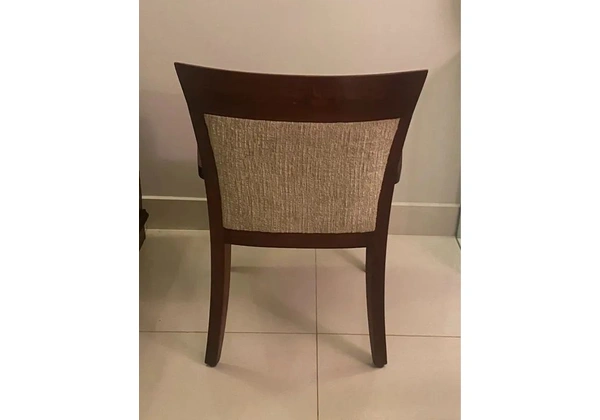 Mesa quadrada de mármore com 06 cadeiras