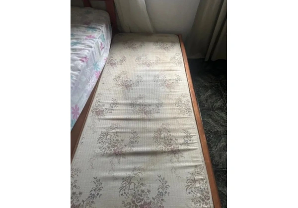 Sofá cama de madeira com 2 camas