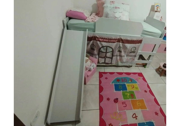 Cama com escorregador