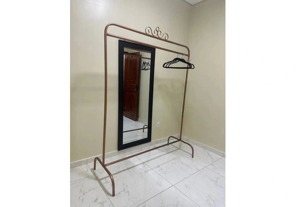 Varal de Roupa de Metal Dourado com Espelho