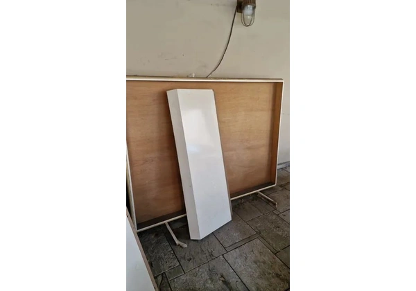 Cama de casal em madeira macissa com cabeceira