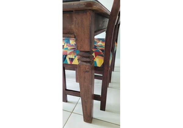 Mesa com cadeiras madeira maciça, tampo de vidro
