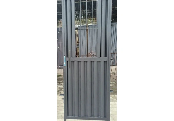Sucesso abre cezinha.porta/portao 210/80 valor 900 reais