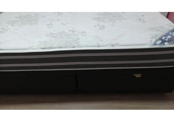 CAMA KING + CABECEIRA KORINO BRANCO COM PEROLAS